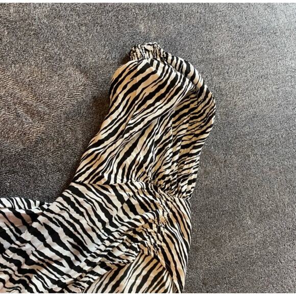 Faithfull The Brand Zebra Print V-neck Dress ( 8 ) - Picture 9 of 11